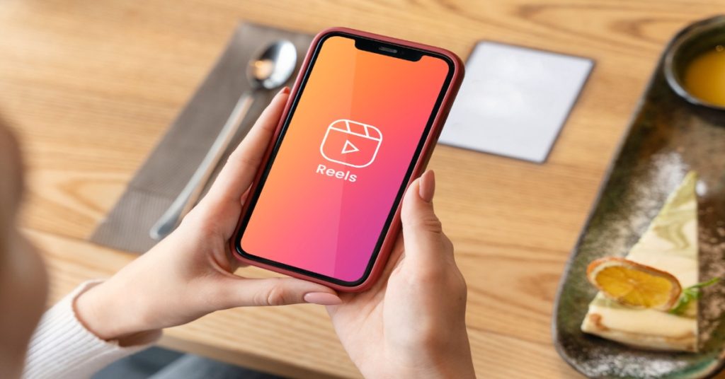 A lady watching reels before eating food, to illustrate short attention spans. 